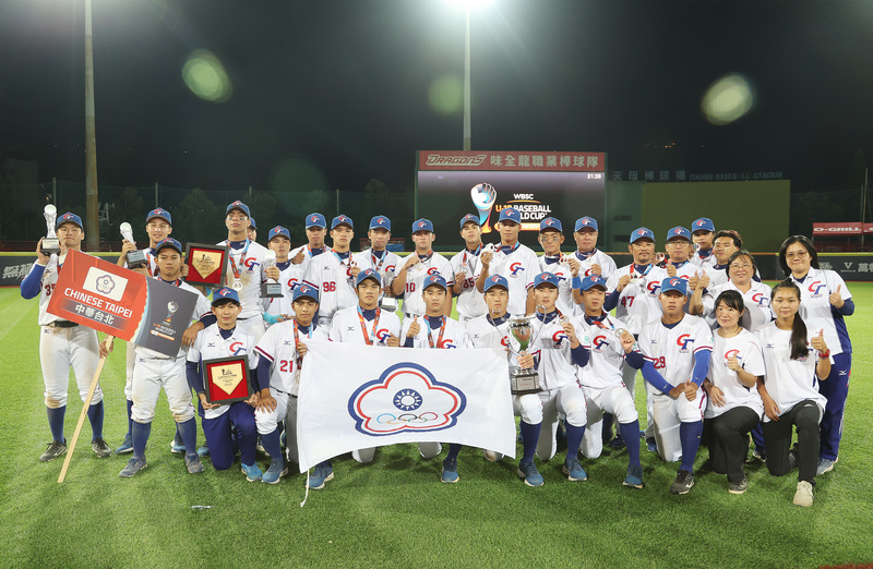 Đội bóng chày U18 của Đài Loan giành được ngôi Á quân trong Giải vô địch Bóng chày U18 thế giới năm nay, toàn đội cùng chụp ảnh lưu niệm sau trận thi đấu. (Ảnh: CNA)