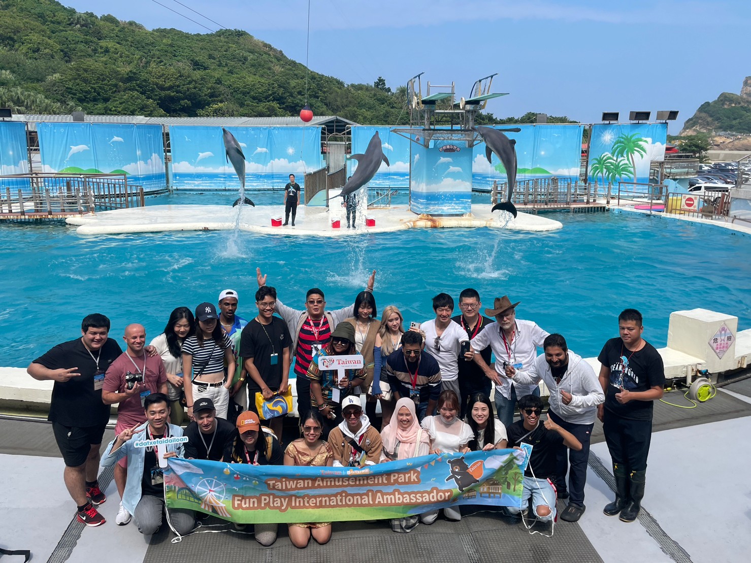 Anh Phan Tấn Phát trong chuyến trải nghiệm cùng đoàn đại sứ quốc tế quảng bá du lịch cho các khu vui chơi giải trí của Đài Loan (Ảnh: FB Ăn chơi Đài Loan)