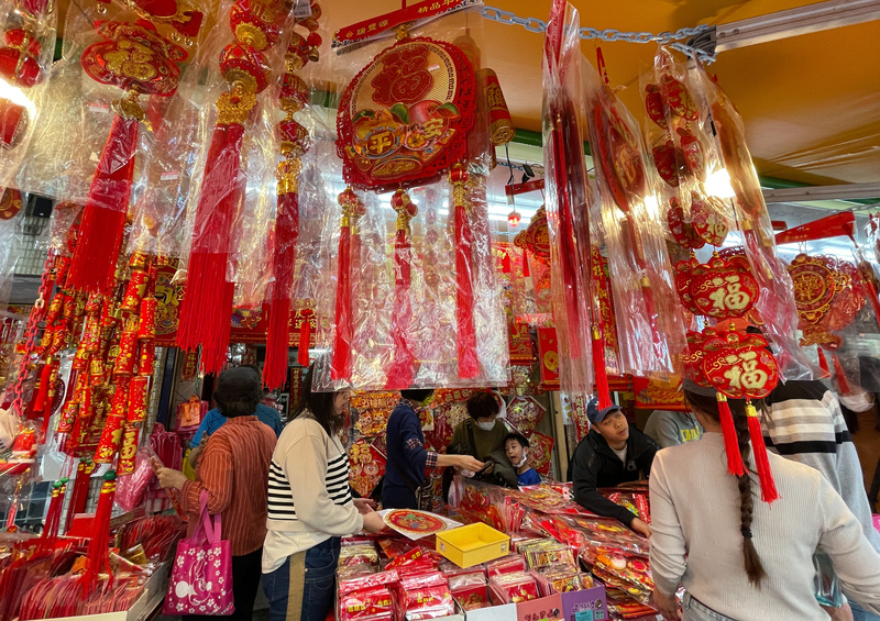 Dán câu đối Tết để chuẩn bị đón năm mới là tục lệ lâu đời của người Đài Loan (Ảnh: CNA)