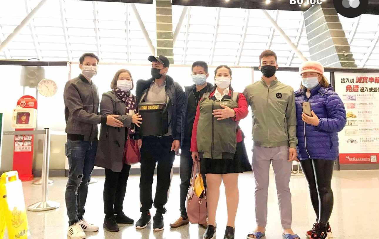 Không chỉ tham gia vào việc làm sạch môi trường, chị Khanh còn làm rất nhiều công việc thiện nguyện khác, trong ảnh là hình ảnh chị hỗ trợ đưa tro cốt của một lao động Việt Nam thiếu may mắn về Việt Nam (Ảnh: Nhân vật cung cấp)