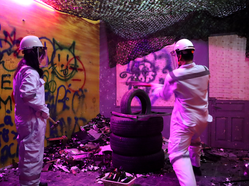 Khách hàng được trang bị ủng đi mưa, mũ bảo hiểm, găng tay và quần áo bảo hộ để đảm bảo an toàn cá nhân trong quá trình ném đồ trong “phòng trút giận” (Ảnh: CNA)