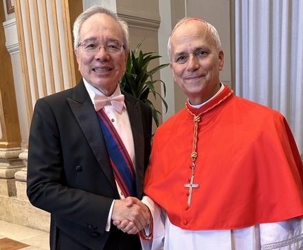 Ông Lý Thế Minh (trái) và Đức Giáo Hoàng tương lai- Hồng Y Prevost (phải). (Ảnh: CNA)