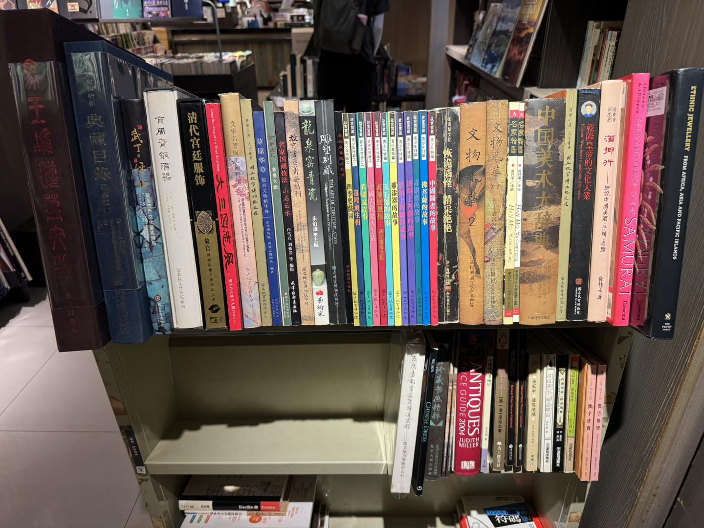 Khám phá tiệm sách cũ- nơi lưu giữ giá trị kiến thức qua những cuốn sách nhuốm màu thời gian