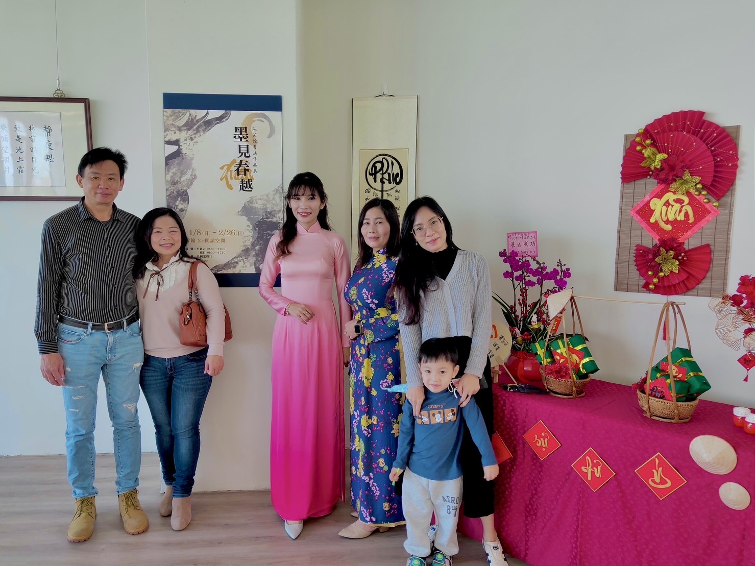 Người mong ước đưa thư pháp Việt đến với bạn bè quốc tế (tập 2)